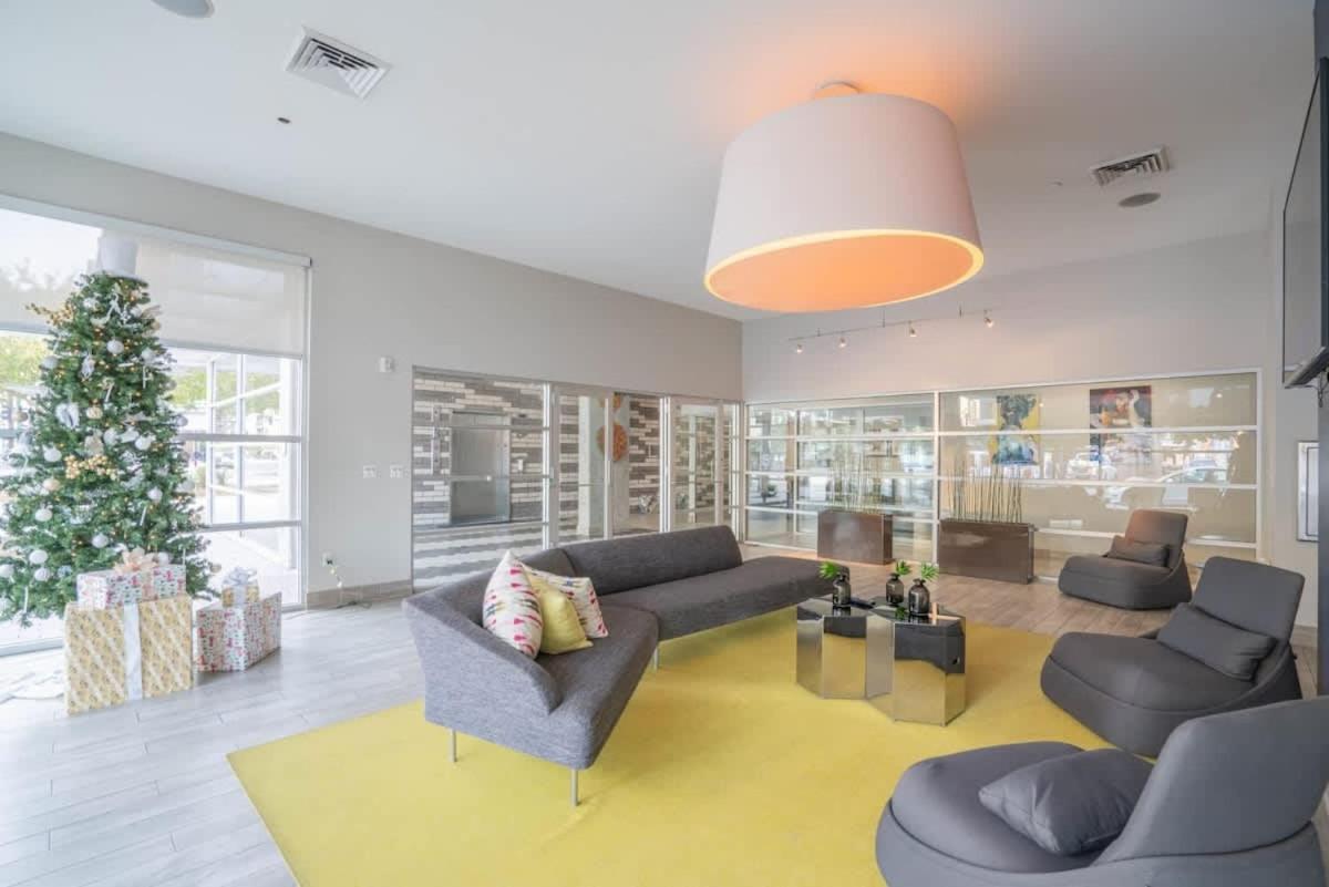 Modern 2bd Dt - Balcony, Gym, W-d, Parking - Sleeps 8 Apartment *