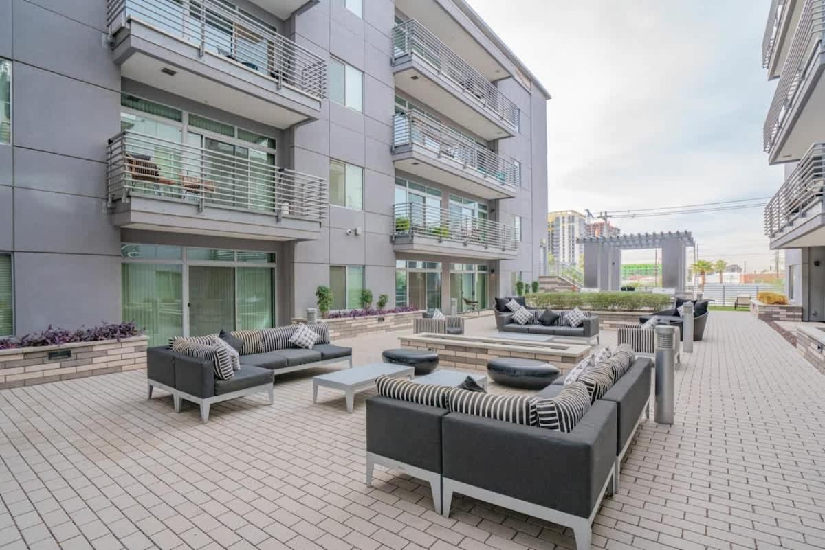 Modern 2bd Dt - Balcony, Gym, W-d, Parking - Sleeps 8 *