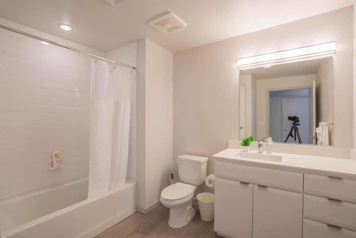 Modern 2bd Dt - Balcony, Gym, W-d, Parking - Sleeps 8 Phoenix