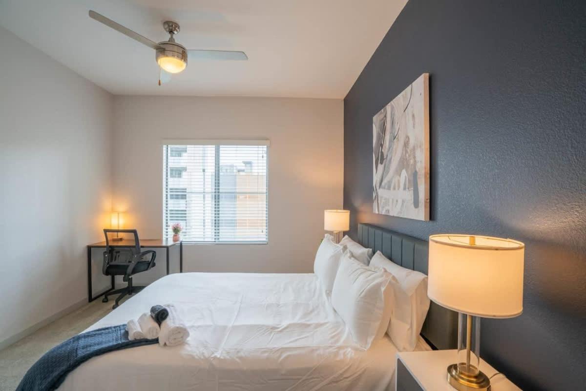 Modern 2bd Dt - Balcony, Gym, W-d, Parking - Sleeps 8 * Phoenix