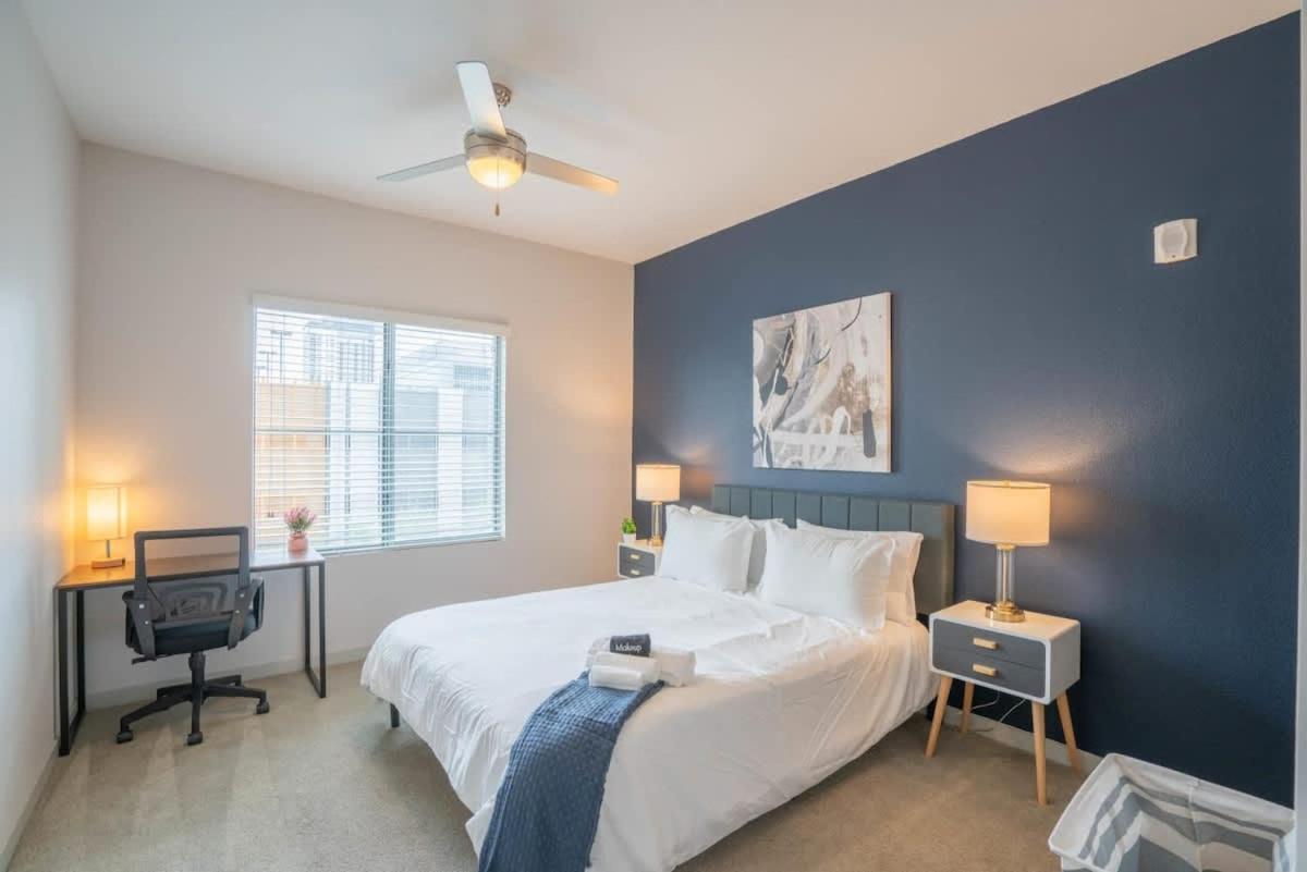 Modern 2bd Dt - Balcony, Gym, W-d, Parking - Sleeps 8