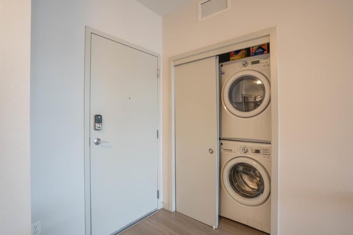 Modern 2bd Dt - Balcony, Gym, W-d, Parking - Sleeps 8 *