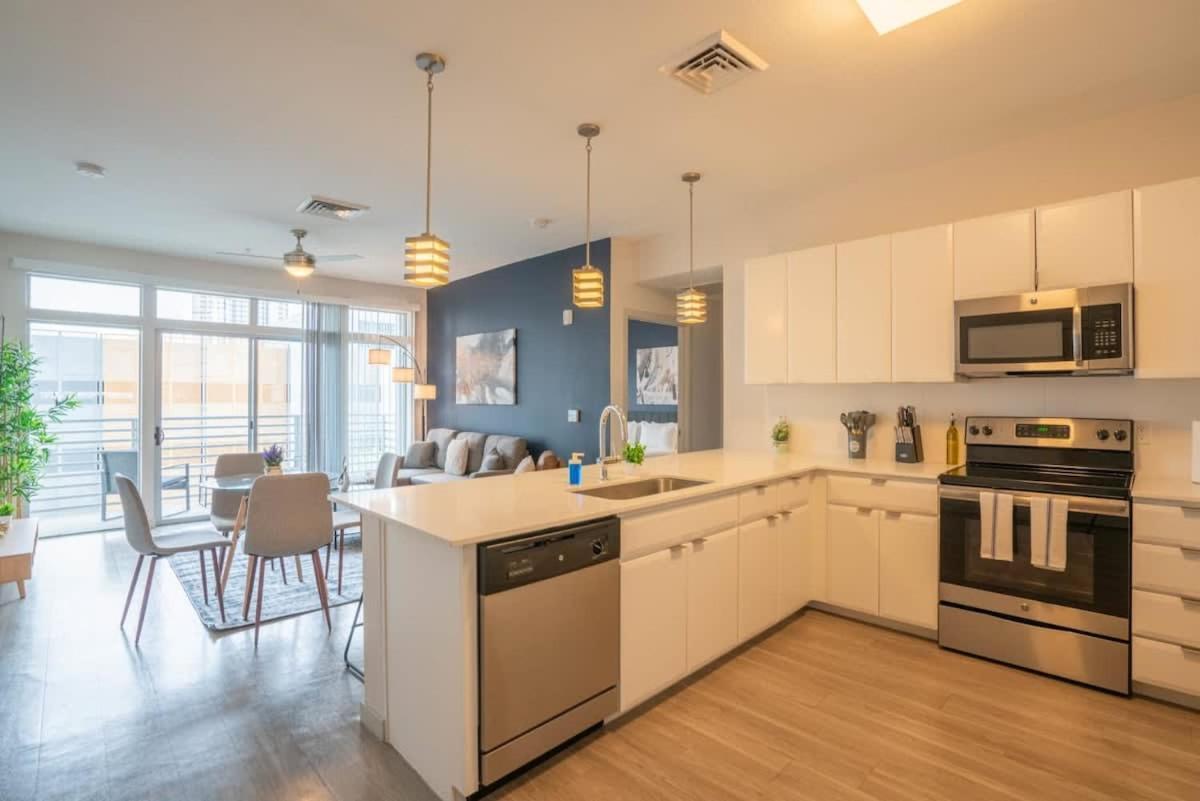 Apartment Modern 2bd Dt - Balcony, Gym, W-d, Parking - Sleeps 8