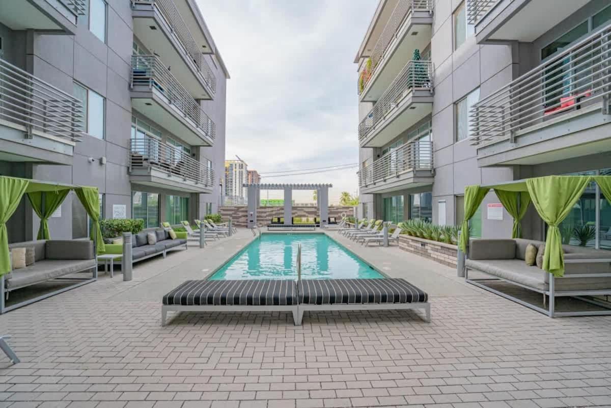 Apartment Modern 2bd Dt - Balcony, Gym, W-d, Parking - Sleeps 8 *
