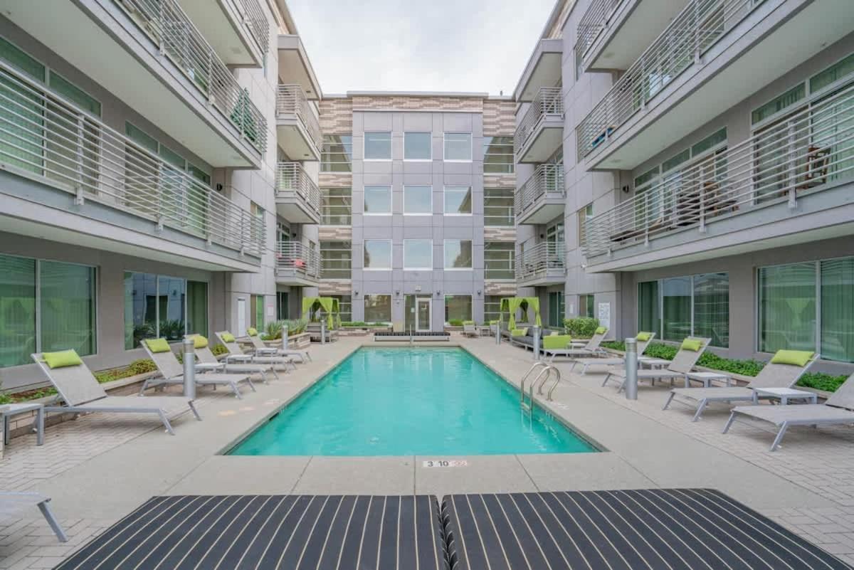 Modern 2bd Dt - Balcony, Gym, W-d, Parking - Sleeps 8