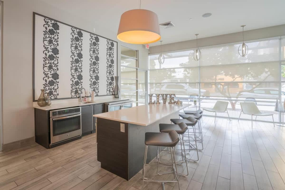 Modern 2bd Dt - Balcony, Gym, W-d, Parking - Sleeps 8 Apartment