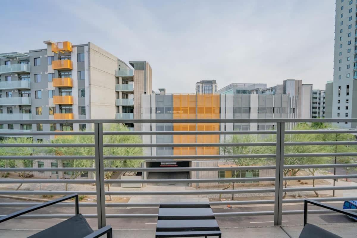 Modern 2bd Dt - Balcony, Gym, W-d, Parking - Sleeps 8 Apartment *