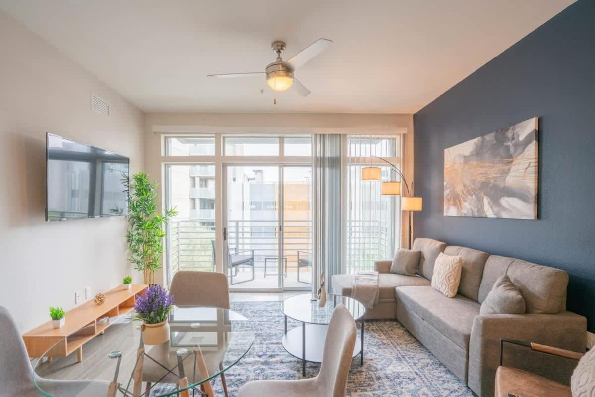 Modern 2bd Dt - Balcony, Gym, W-d, Parking - Sleeps 8 * Phoenix